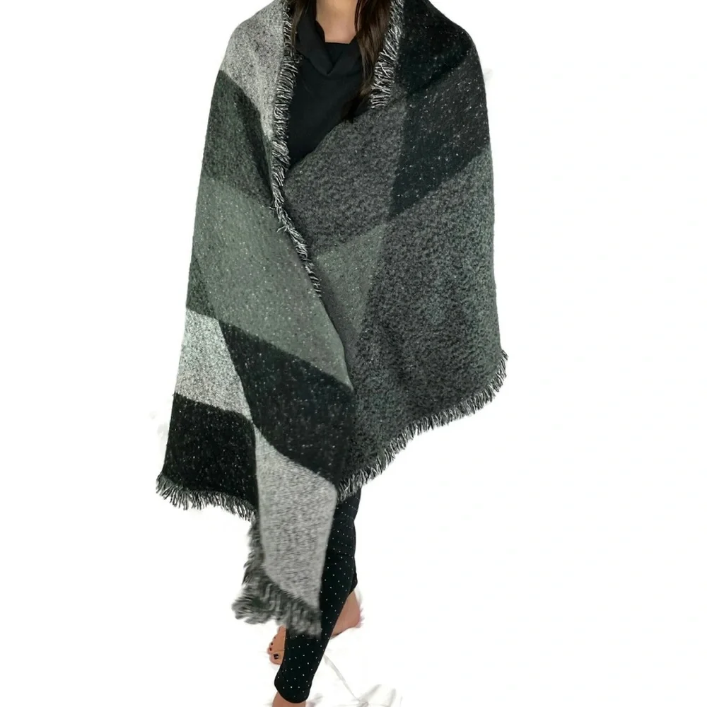 Eddie Bauer Cozy Blanket Wrap Black, Green & Gray